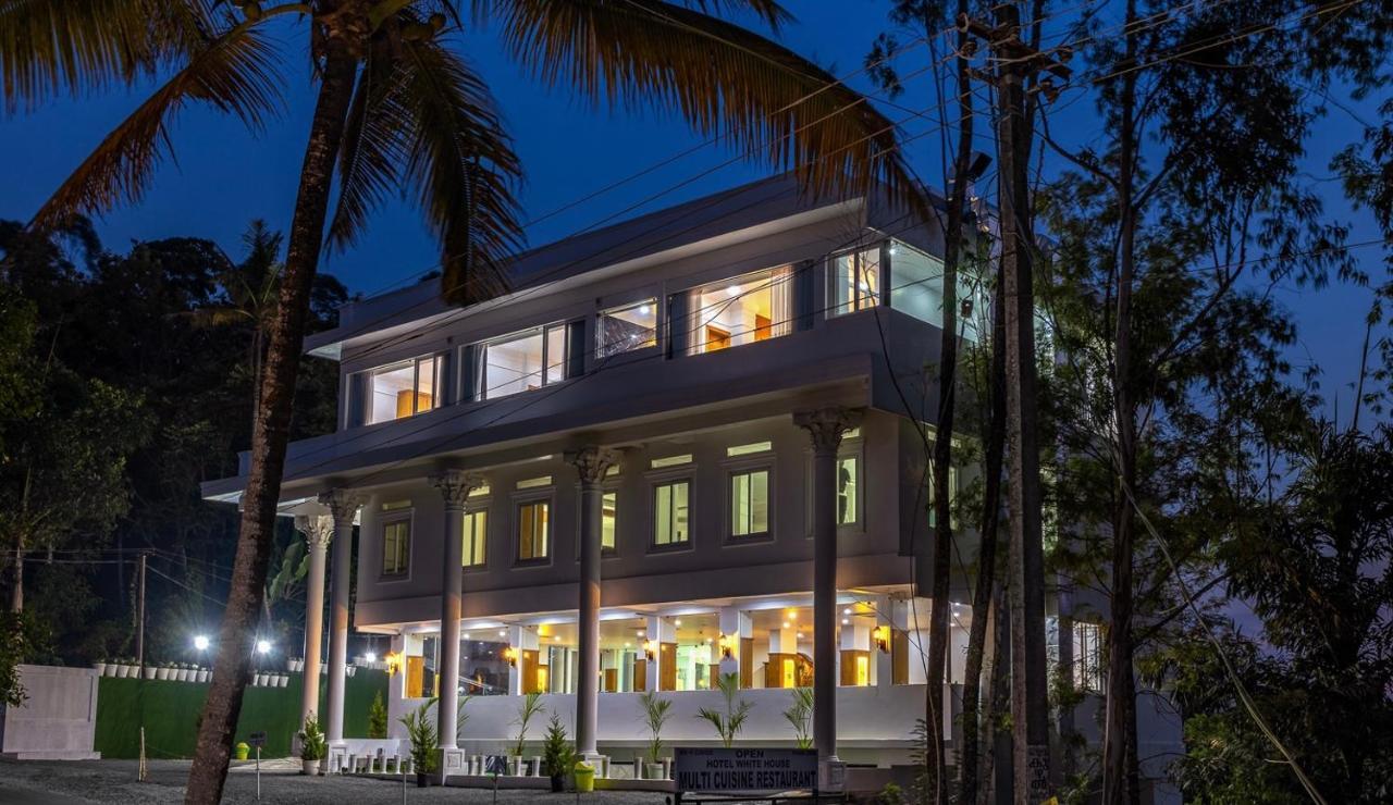 Hotel White House, Мунар Екстериор снимка