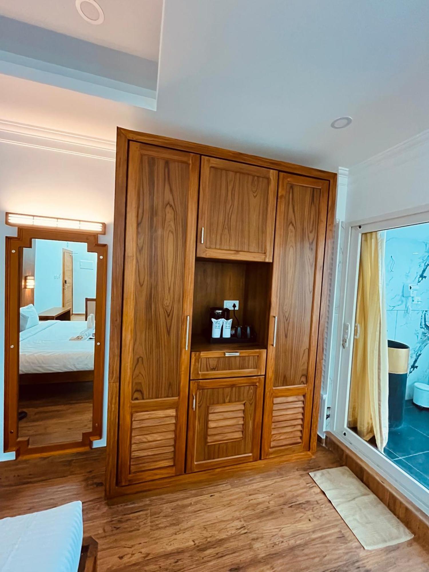 Hotel White House, Мунар Екстериор снимка