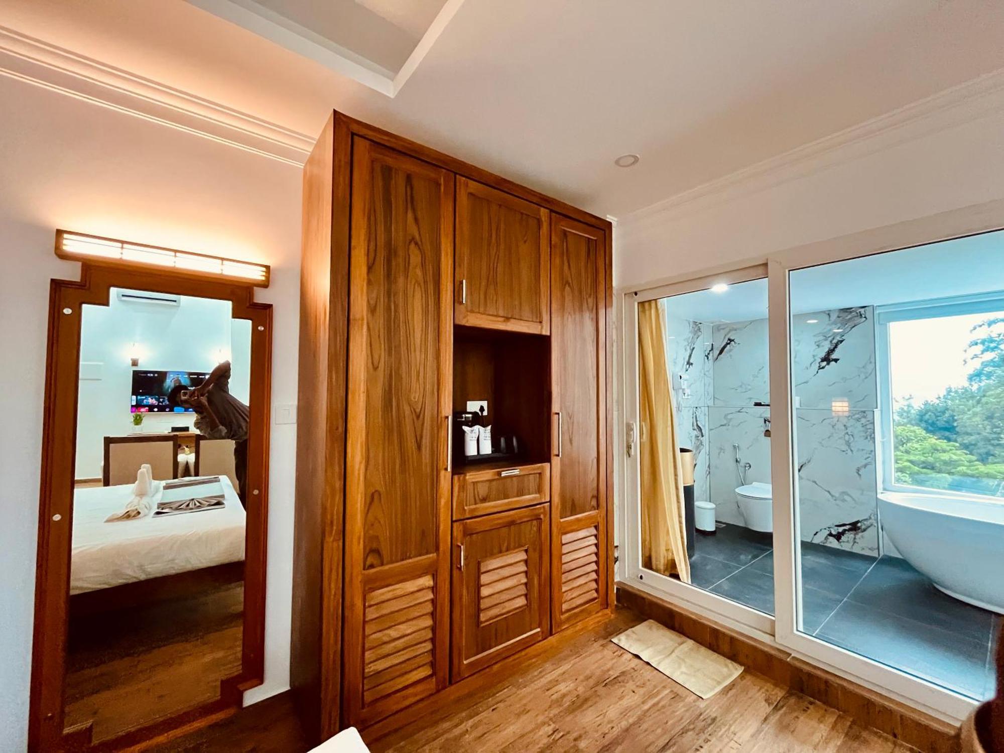 Hotel White House, Мунар Екстериор снимка