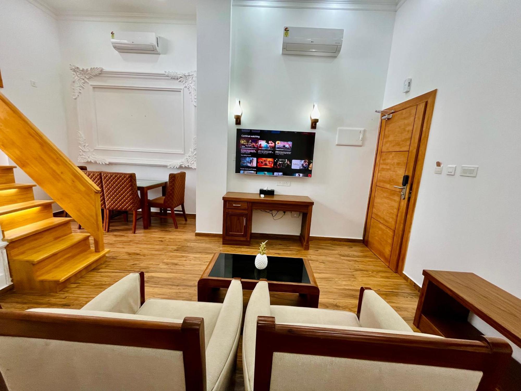 Hotel White House, Мунар Екстериор снимка