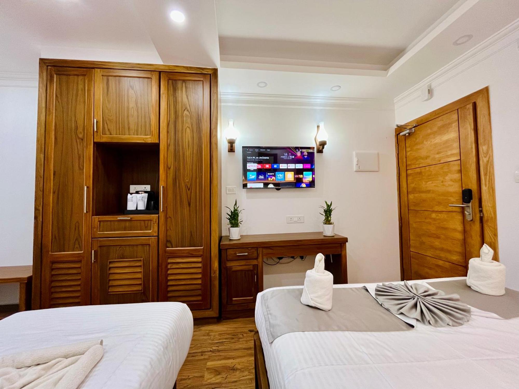 Hotel White House, Мунар Екстериор снимка